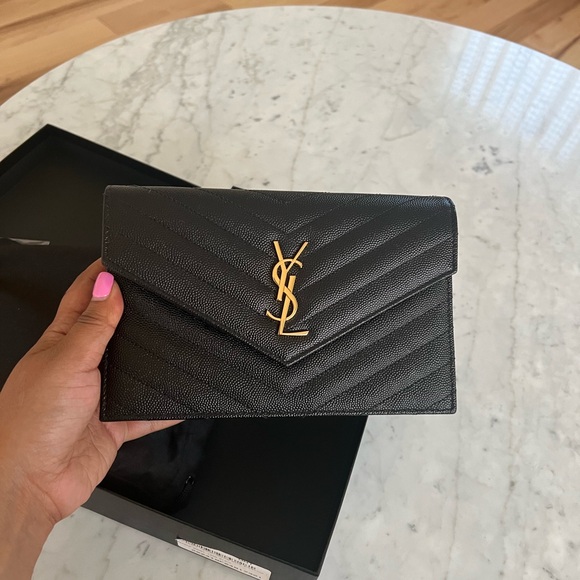 CASSANDRE ENVELOPE CHAIN WALLET IN GRAIN DE POUDRE LEATHER - Picture 13 of 14